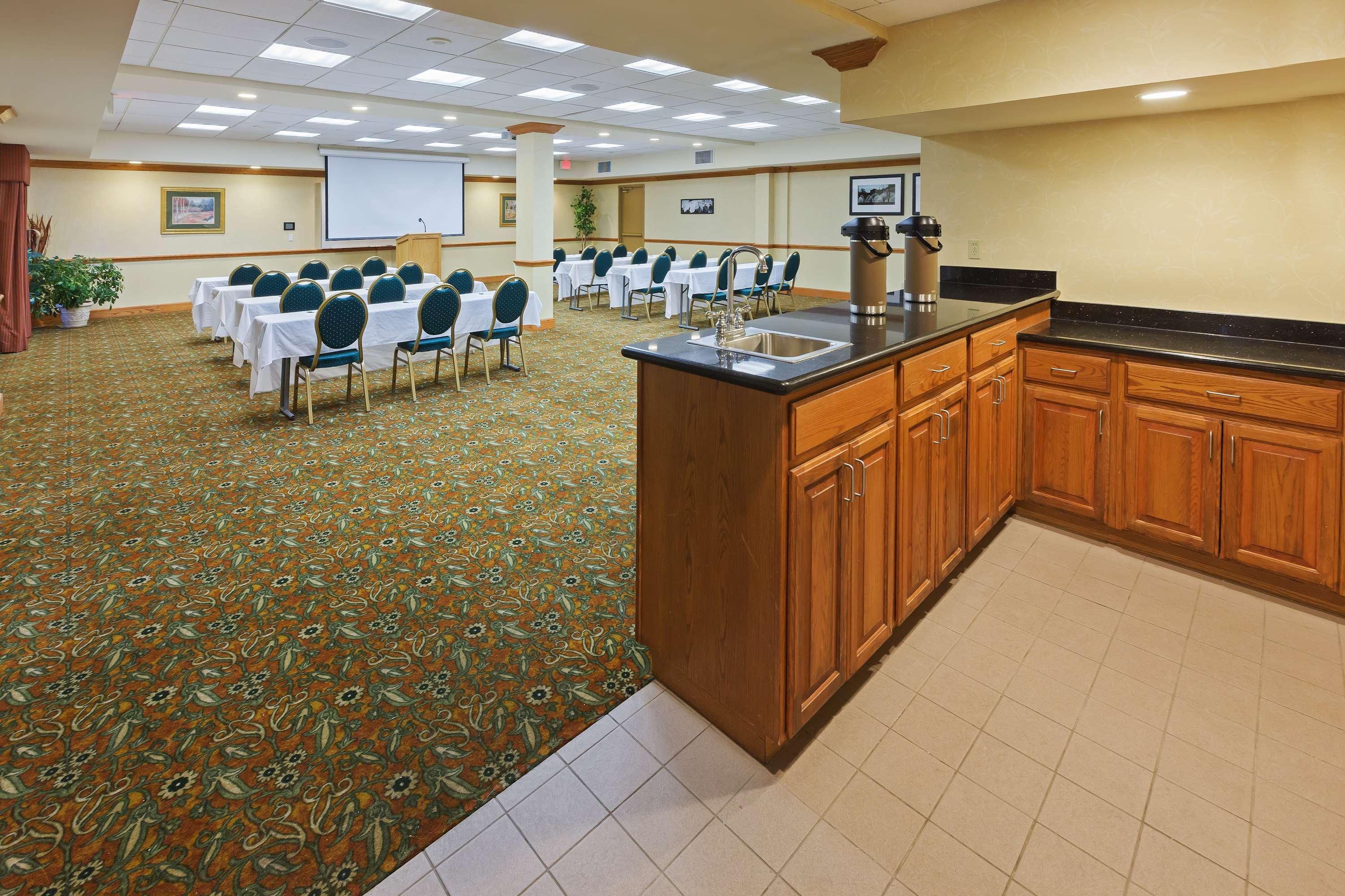 Country Inn & Suites By Radisson, Oklahoma City At Northwest Expressway, Ok Бизнес фото